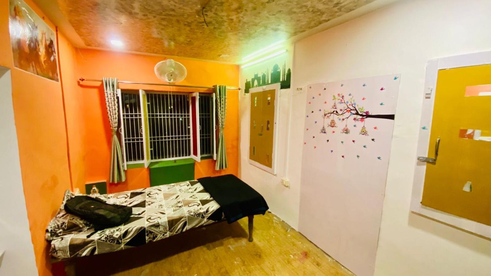 Hostel Couple Varanasi